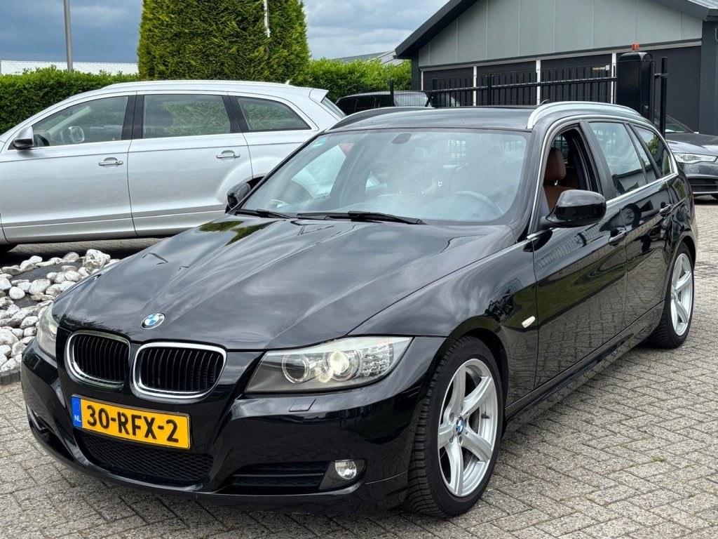 BMW 3 Serie Touring 318i Exe Leer Xenon 2011 Dealer Onderhou, Euro 5, 136 pk, 4 cilinders, Zwart