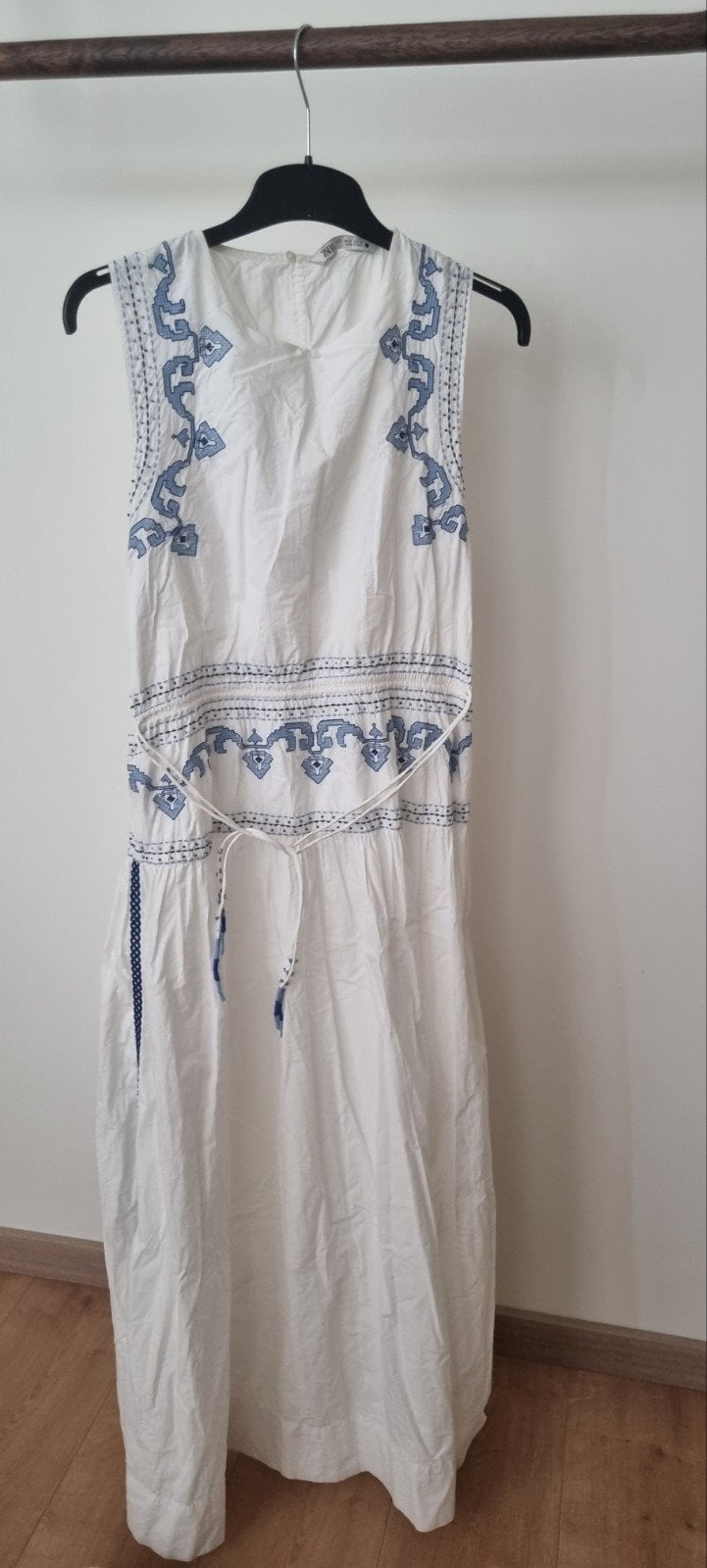 Zara witte jurk met blauw borduursel - Maat S, Ophalen of Verzenden, Zo goed als nieuw, Knielengte, Maat 36 (S)