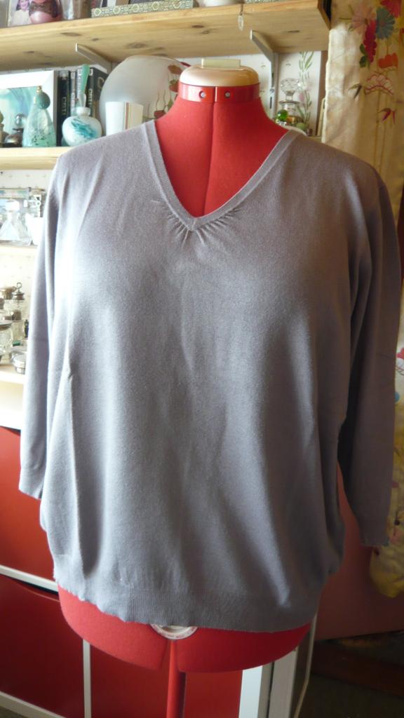 Trui - Mark & Spencer oestergrijs V-hals trui maat 50, Kleding | Dames, Ophalen of Verzenden, Gedragen, Maat 46/48 (XL) of groter