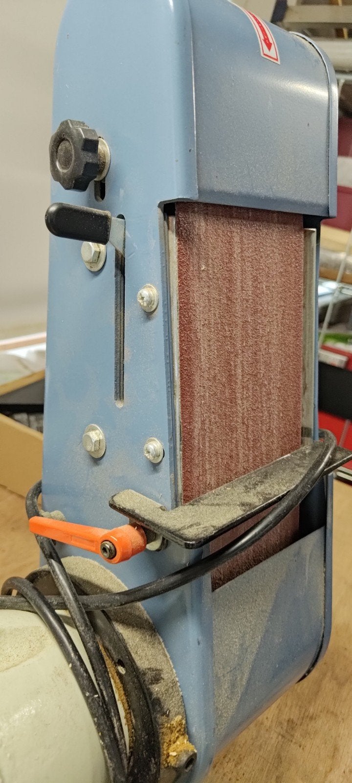 Als nieuw. Grote slijpsteen met bandschuurmachine HBM, Ophalen, Zo goed als nieuw, 1200 watt of meer, Bandschuurmachine