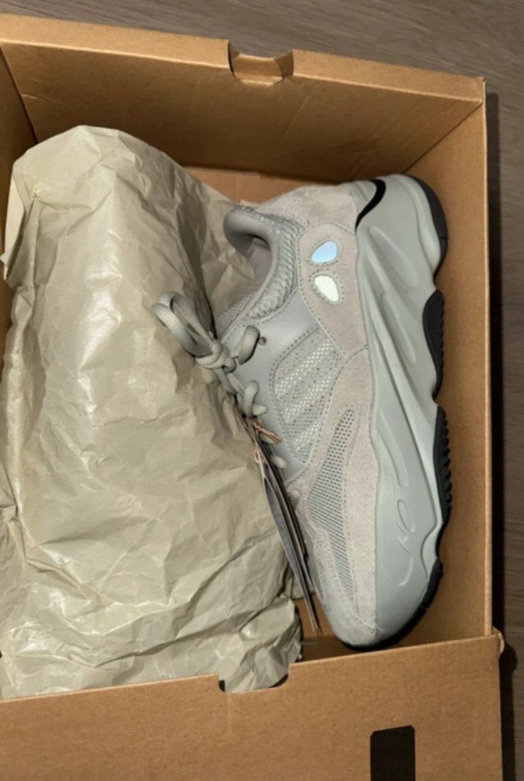 NIEUW Yeezy Boost 700 Salt - Maat 39,5, Ophalen of Verzenden, Nieuw, Grijs, Sneakers of Gympen