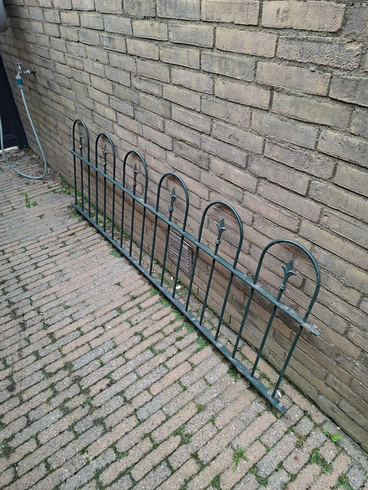 Foto 2 van IJzeren hekwerk met palen donkergroen - 3 delen (185x65cm)