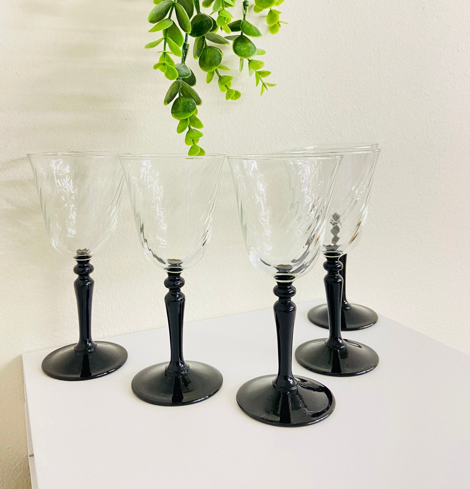 Set van 5 Luminarc swirl wijnglazen met zwarte voet, Antiek en Kunst, Ophalen of Verzenden