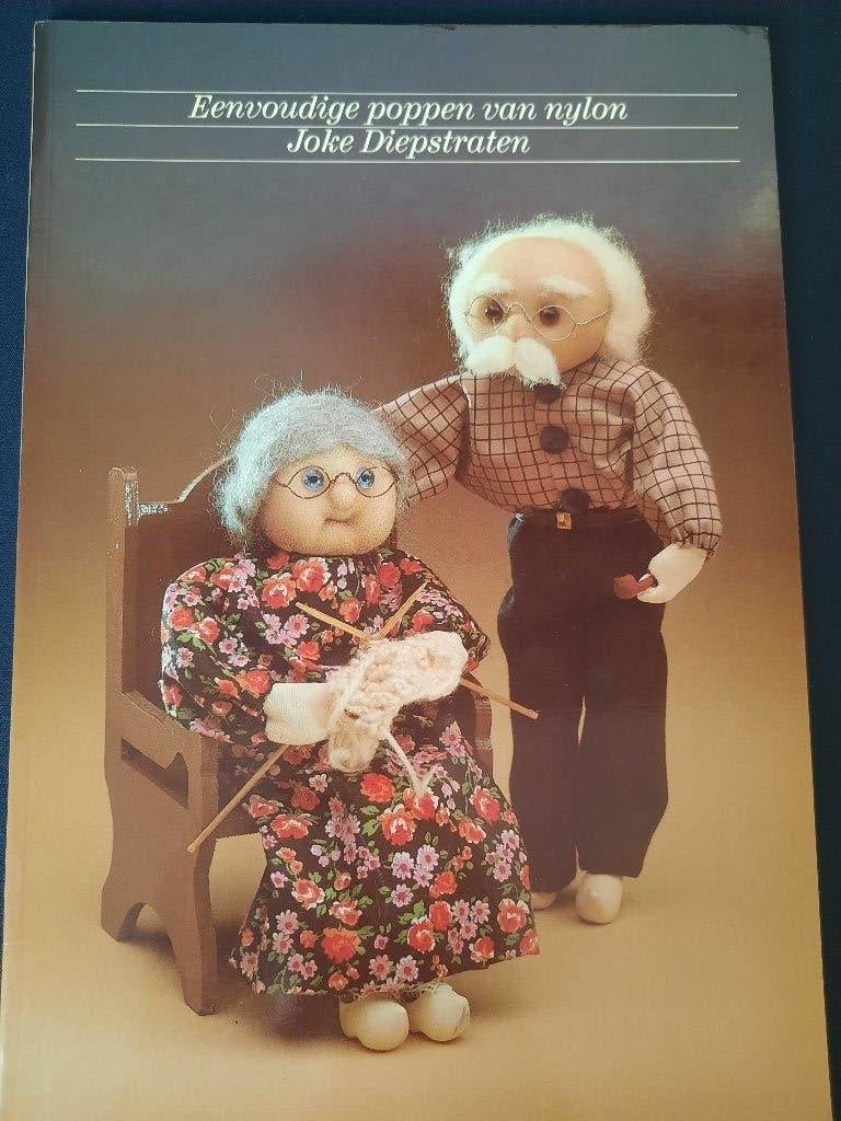 Eenvoudige poppen van Nylon - Joke Diepstraten, Boeken, Ophalen of Verzenden, Zo goed als nieuw, Poppen maken, Joke Diepstraten