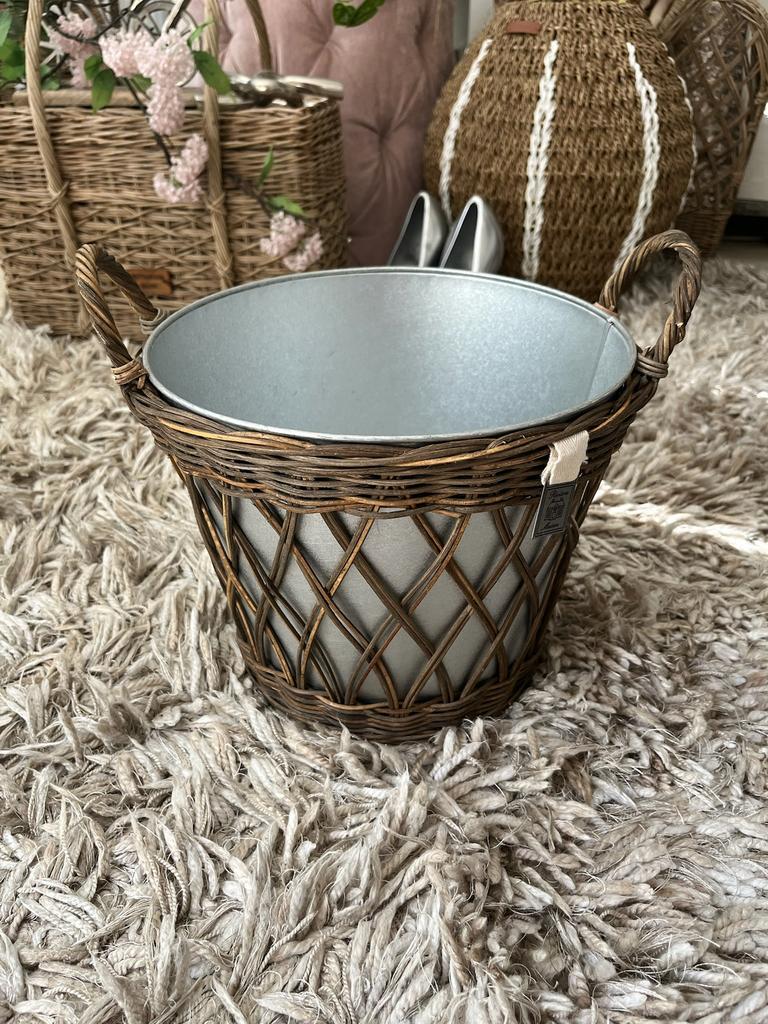 Te koop: Rivièra Maison pot/bak/mand, aluminium met rattan, Mand, Rond, Nieuw, Ophalen of Verzenden