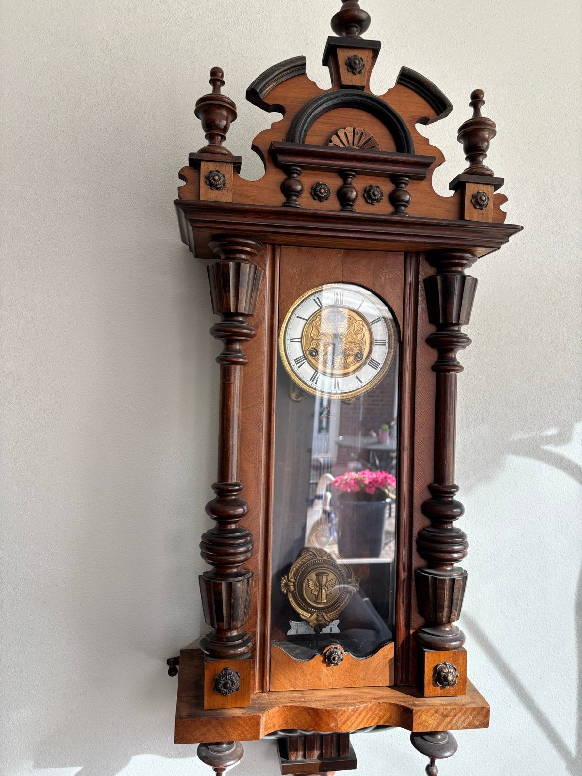 Antieke houten wandklok met slinger, Ophalen