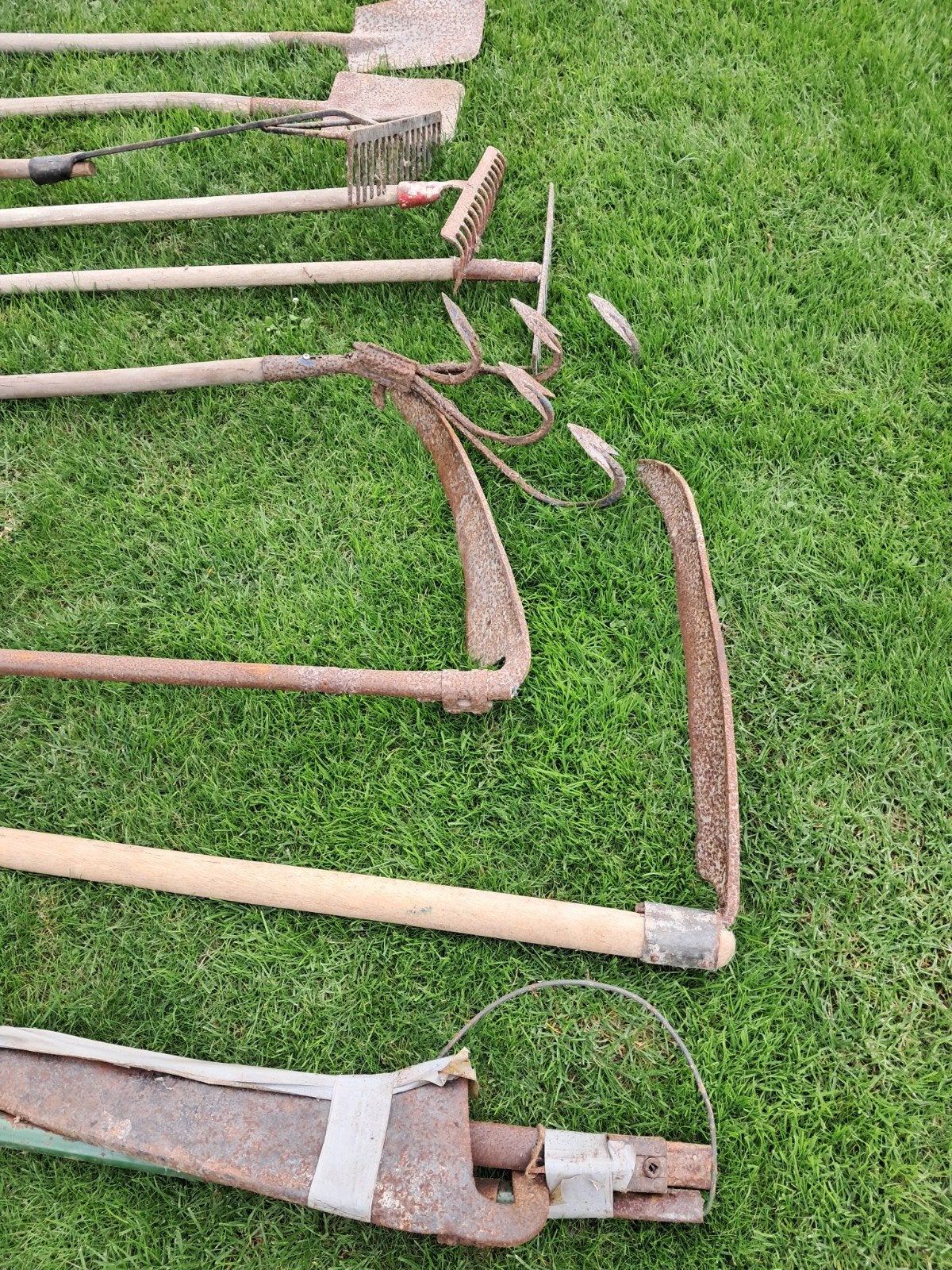 13 stuks oud gereedschap, waaronder twee zeisen, Ophalen