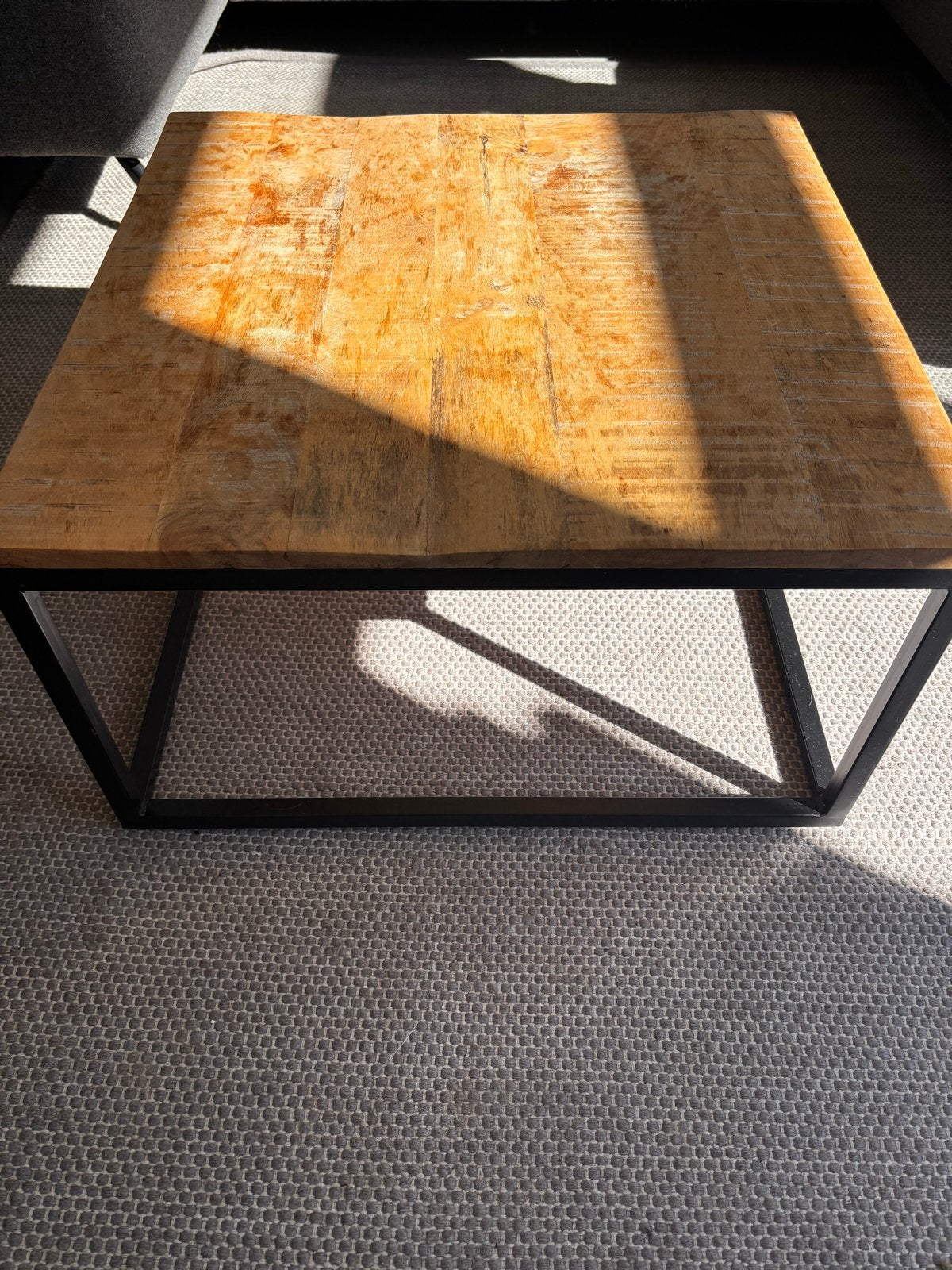 Salontafel mangohout met zwart stalen onderstel 64x64cm, Ophalen, Gebruikt, Vierkant, Overige houtsoorten