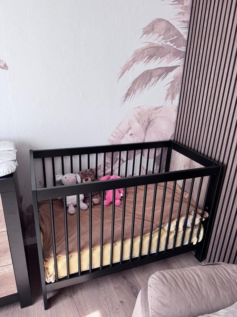 baby bed, chest drawer and mattress, Gebruikt, Ophalen of Verzenden, Minder dan 140 cm, Minder dan 70 cm