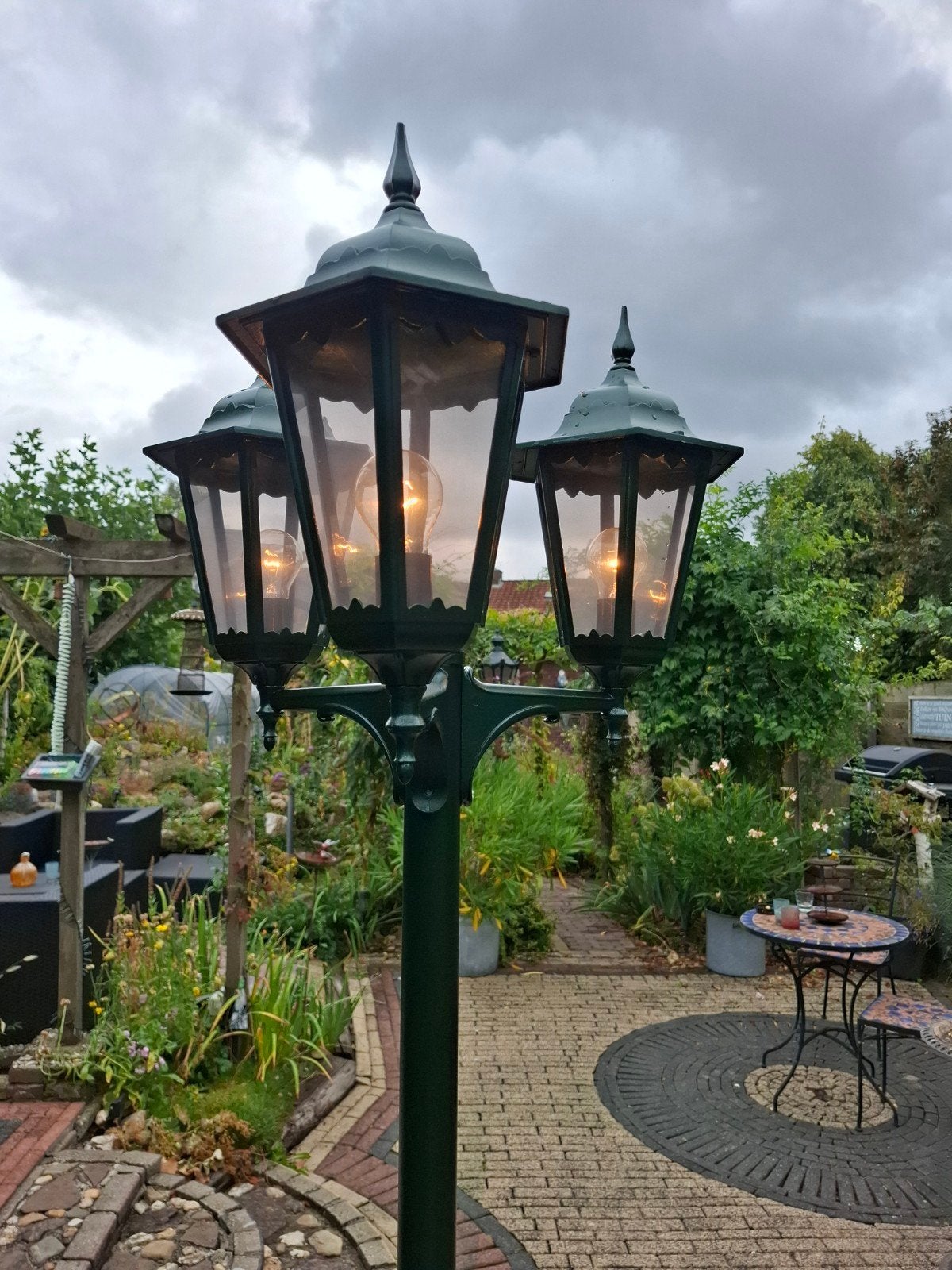 2 prachtige tuinlantaarns,1 enkele en 1 driearmige, Tuin en Terras, Ophalen, Staande lamp, Netvoeding, 50 tot 250 watt