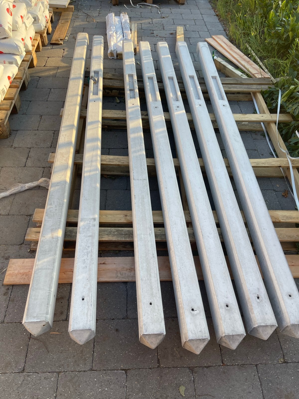 7 Betonpalen & 3 betonplaten voor schutting, Tuin en Terras, Ophalen, Overige materialen, Gebruikt, Minder dan 3 meter