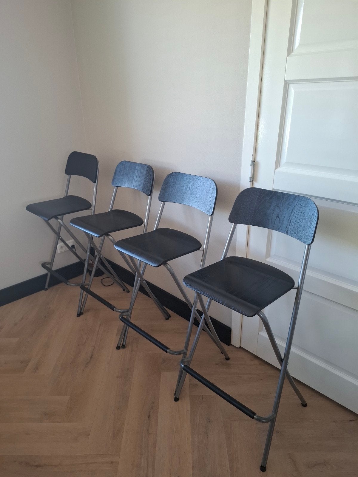 Set van 4 inklapbare barkrukken met rugleuning, Ophalen, Gebruikt, Met voetsteun, 90 cm of meer