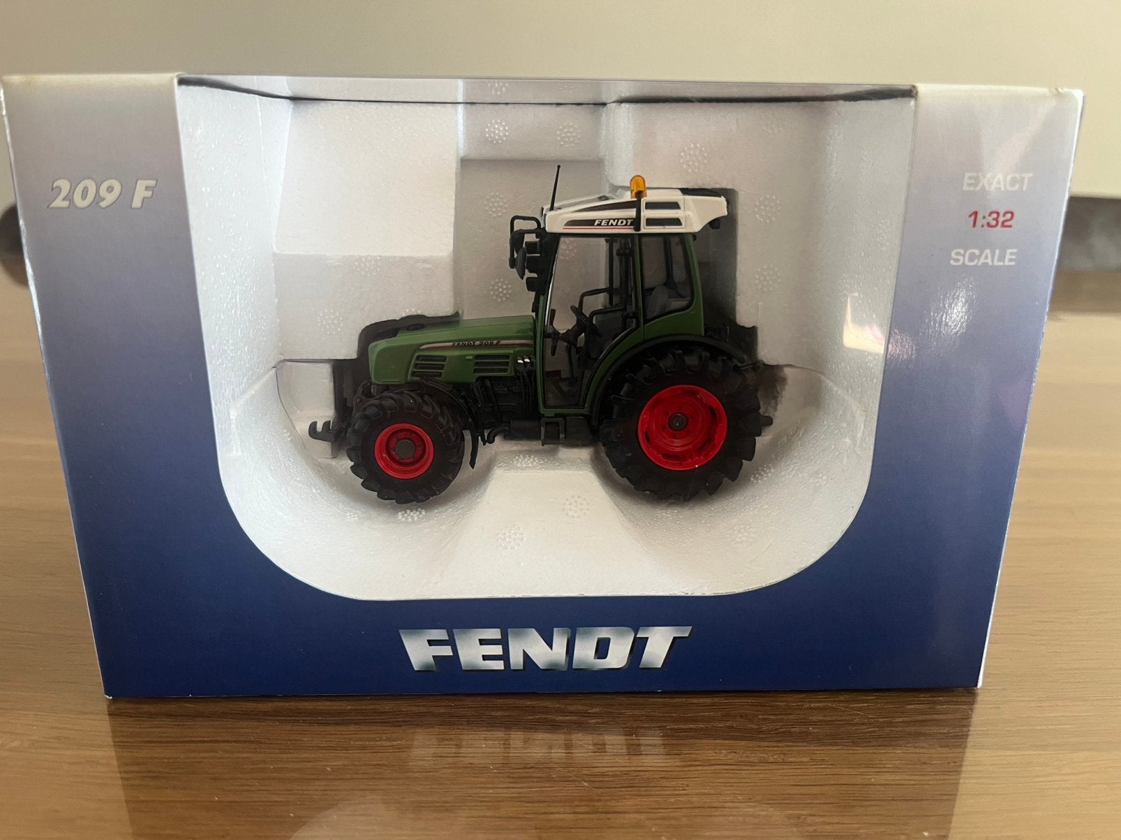Fendt 209 F smalspoor trekker UH 2649 Fendt doos !, Ophalen of Verzenden, Nieuw, Tractor of Landbouw, Universal Hobbies