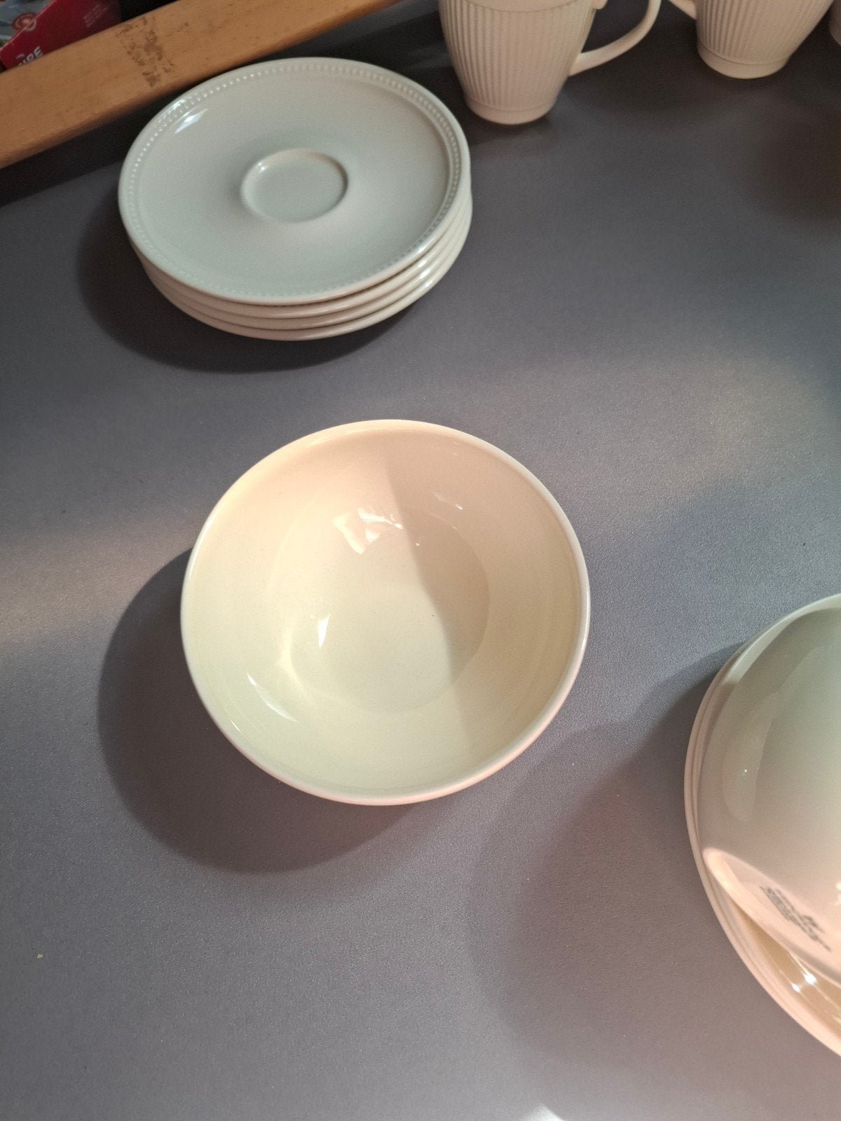 Wedgwood Queen's Ware Plain Ivory Schaaltje en Melkkannetje, Ophalen, Overige typen, Zo goed als nieuw, Wedgwood