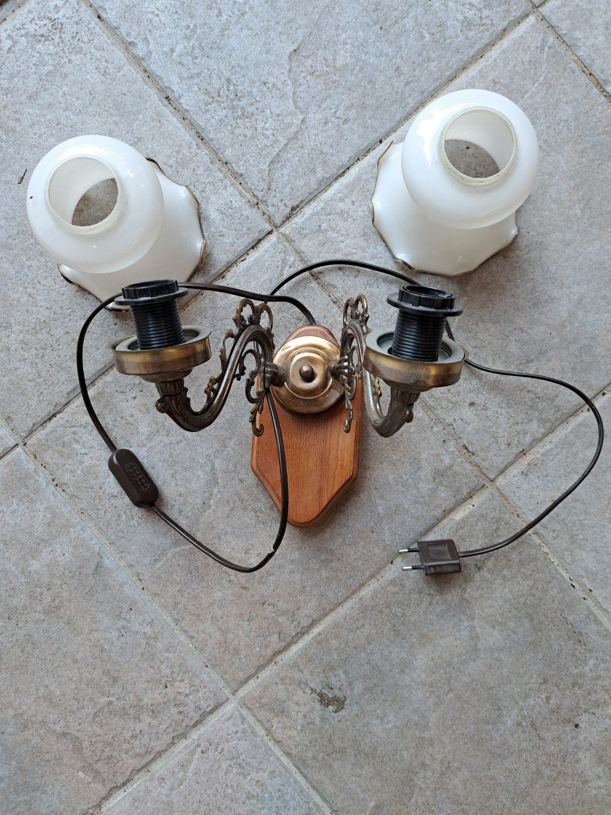 Vintage wandlamp met 2 melkwitte kapjes, Ophalen of Verzenden