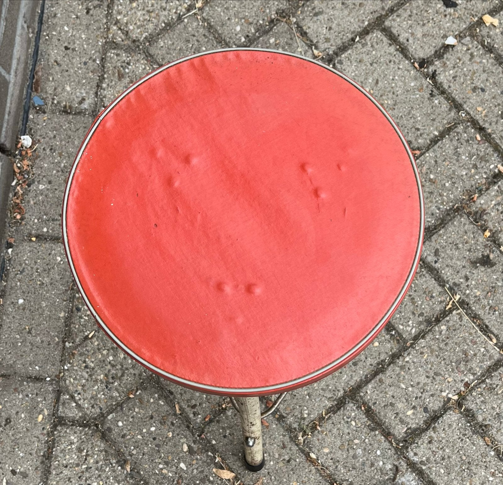 Vintage krukje rood met metalen onderstel, Ophalen, Gebruikt, Overige materialen