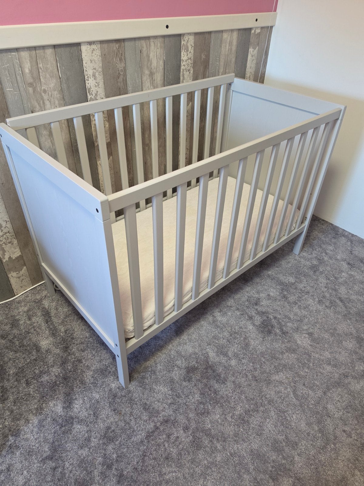 Ikea Sundvik 60x120 Ledikant babybed + abz medicott matras, Ophalen, Zo goed als nieuw, Jongetje of Meisje