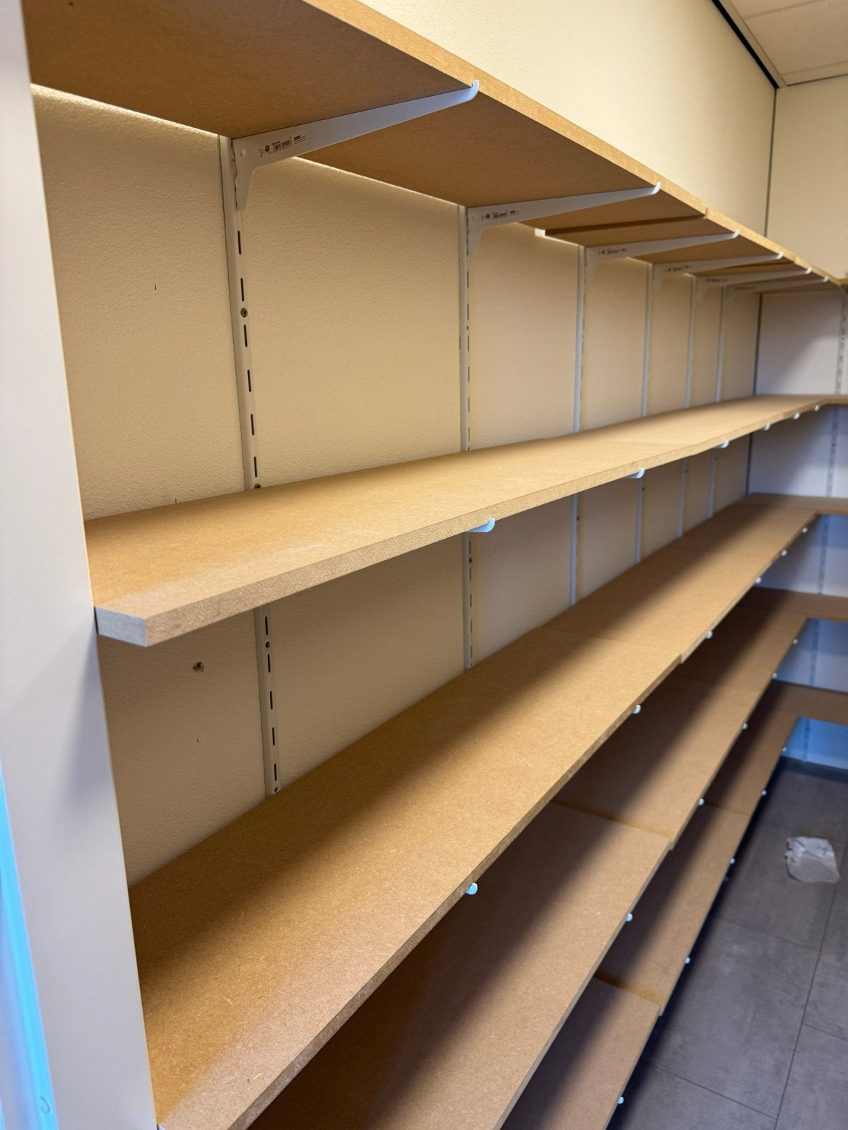 Magazijninrichting met planken, rails en haken, Ophalen
