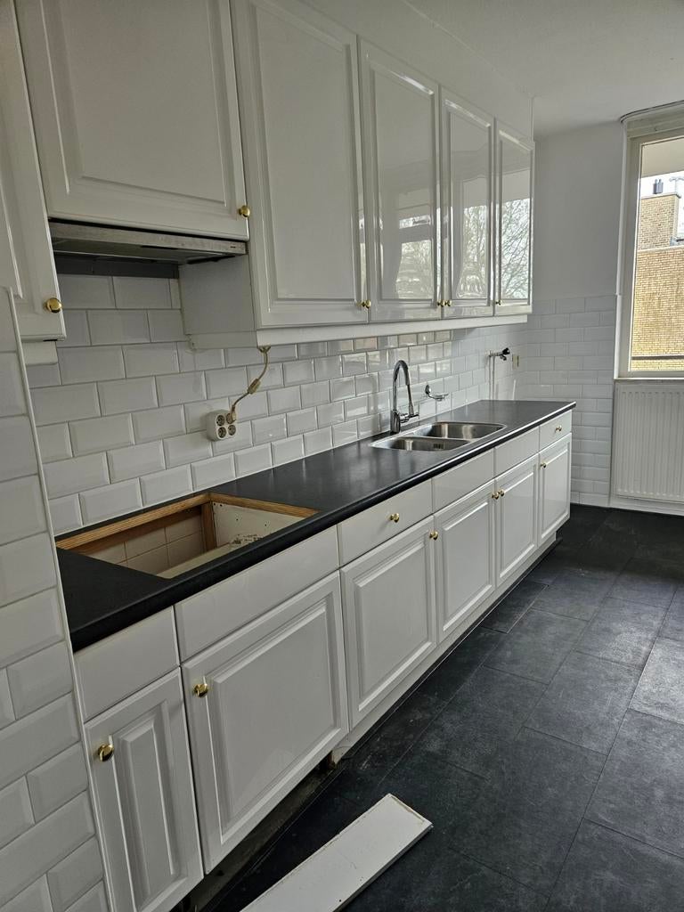 Witte keuken met zwart blad en goudkleurige handgrepen, Huis en Inrichting, Keuken | Complete keukens, Ophalen, Gebruikt, Wit
