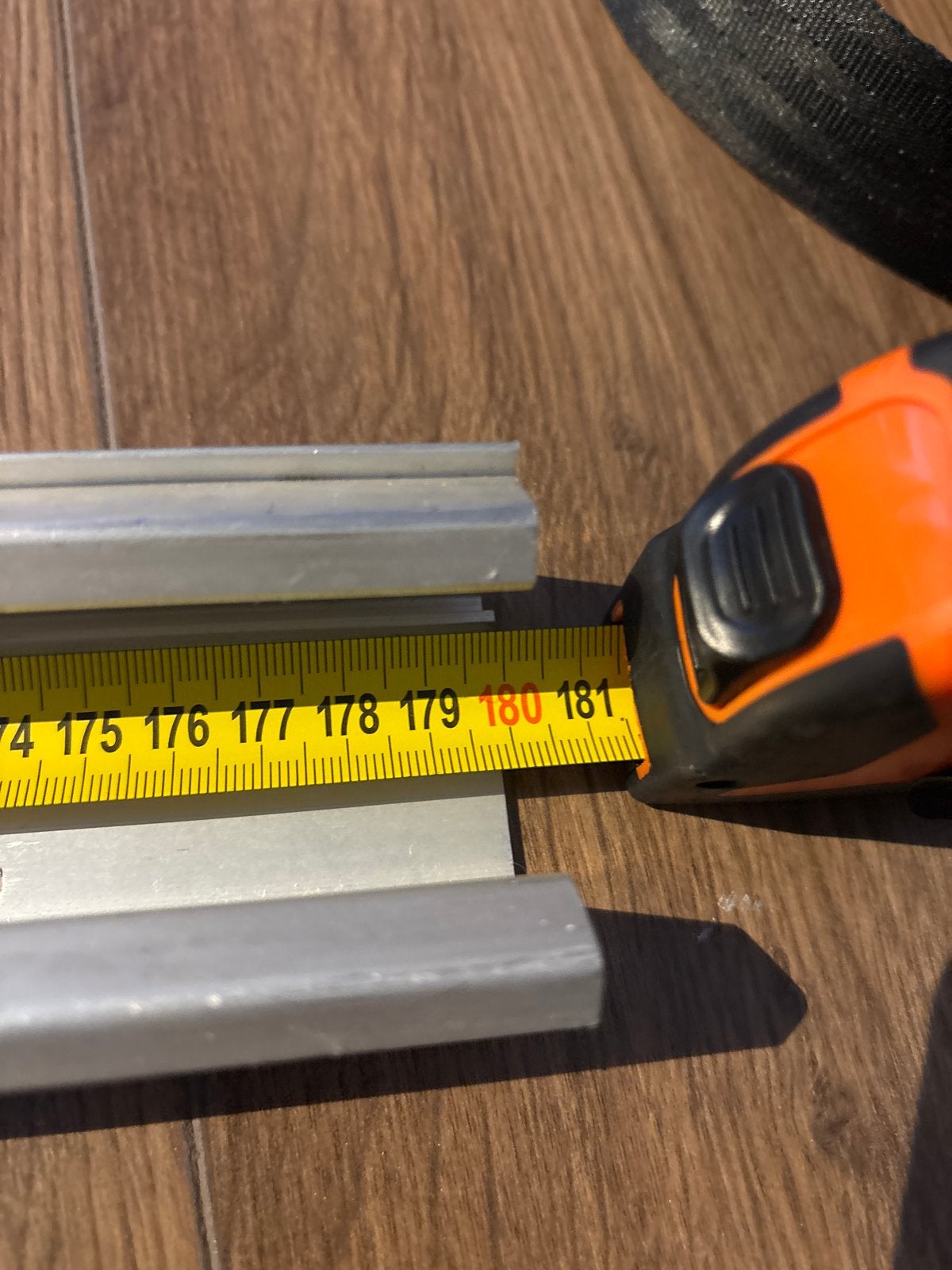 Prijs verlaagd!! Profiel ophanging schuifdeuren (zolder) 2x, Ophalen, Gebruikt, Overige materialen, Overige typen