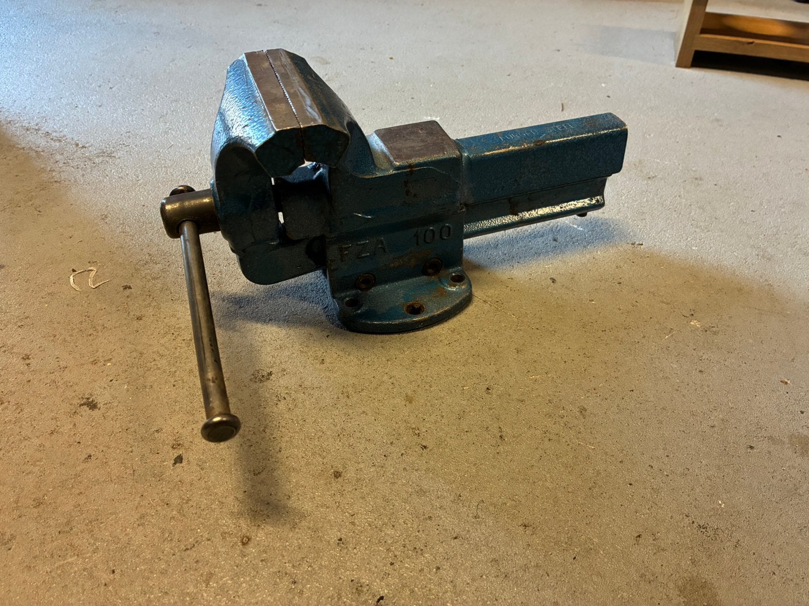 FZA 100mm bankschroef, Doe-het-zelf en Verbouw, Werkbanken, Ophalen, Zo goed als nieuw, Minder dan 70 cm, Bankschroef