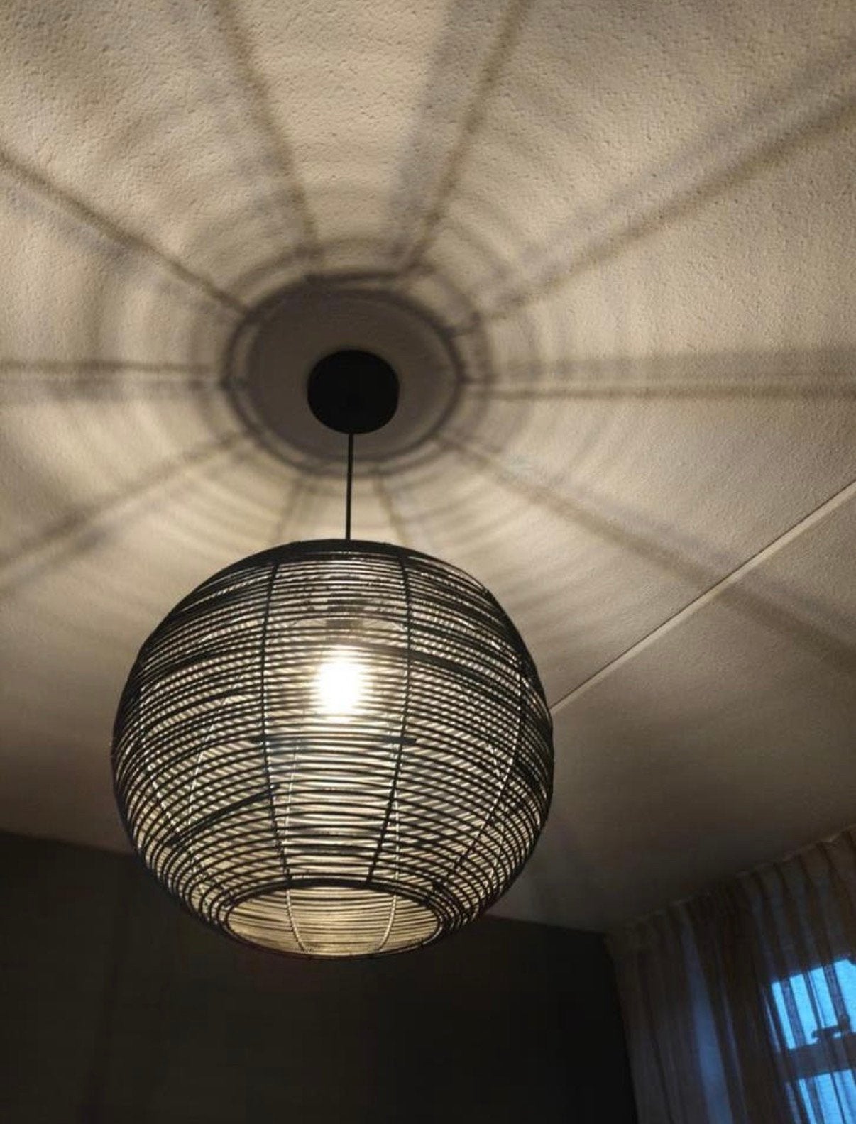 Moderne zwarte rotan hanglamp, Huis en Inrichting, Lampen | Plafondlampen, Ophalen, Zo goed als nieuw