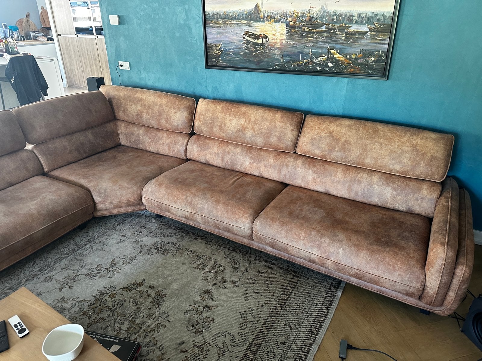 Ruime hoekbank met elektrische loungefunctie en suedelook, Ophalen, Hoekbank, 300 cm of meer, Zo goed als nieuw