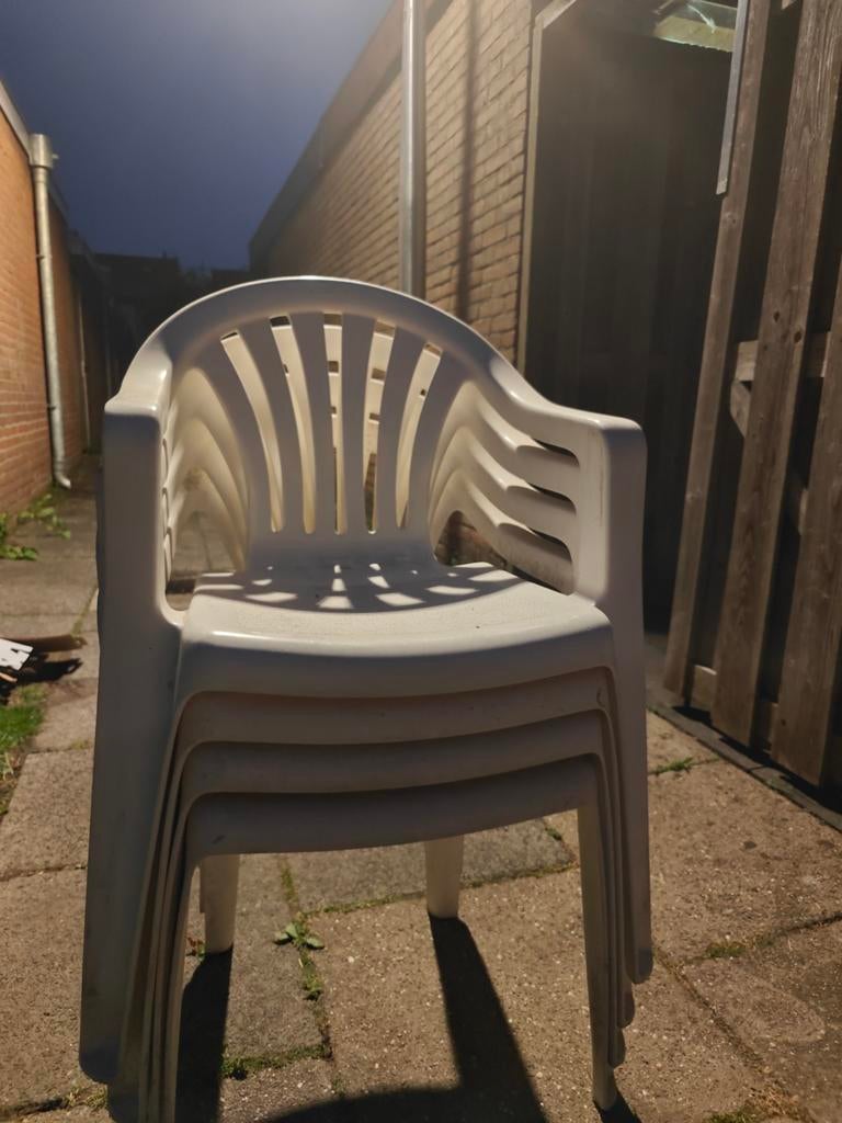4 Witte plastic tuinstoelen, Tuin en Terras, Tuinstoelen, Ophalen of Verzenden, Gebruikt, Plastic, Stapelbaar