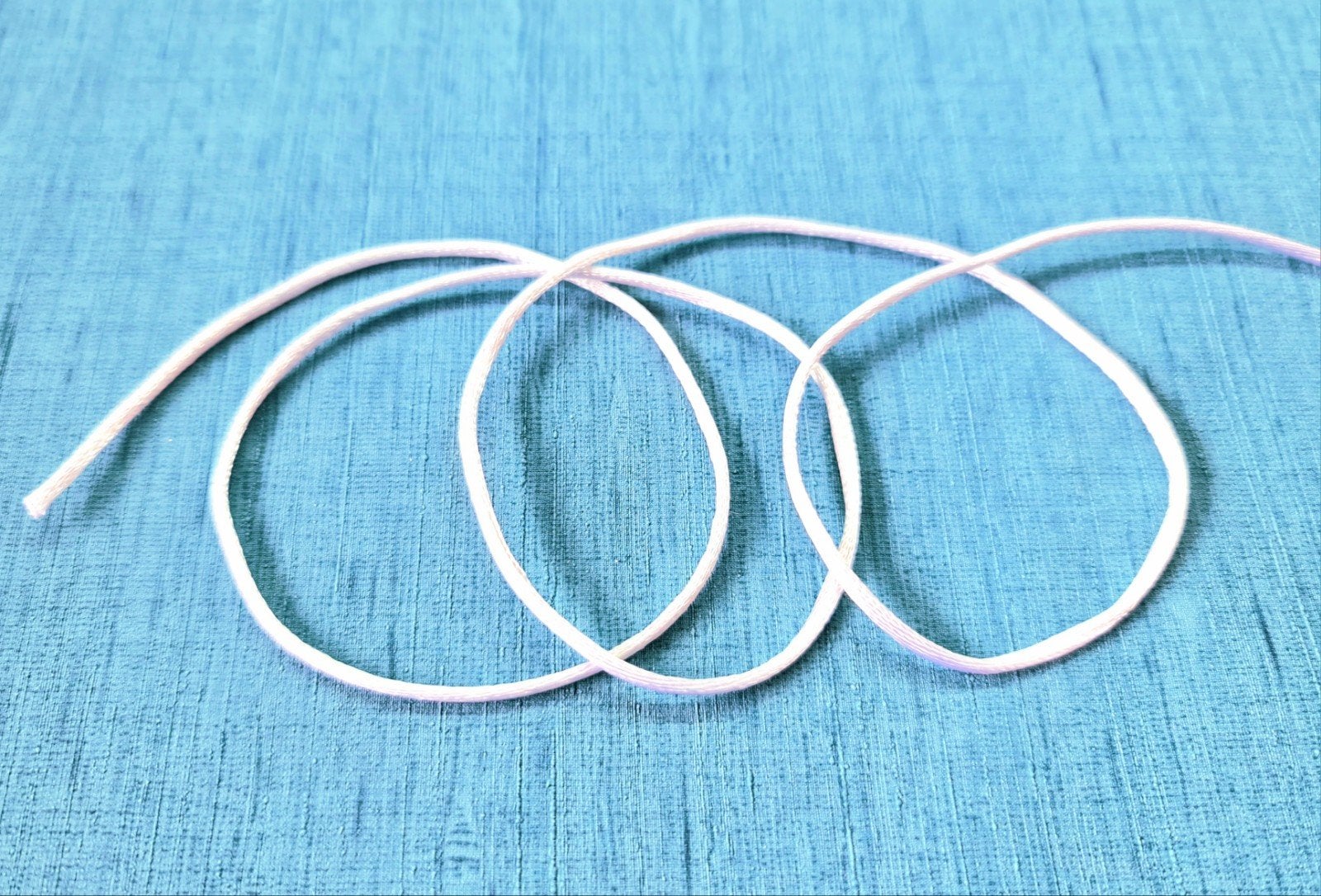 Satijn nylon koord, 2mm wit - 5mtr voor € 2,-, Hobby en Vrije tijd, Kralen en Sieraden maken, Verzenden, Nieuw, Draad