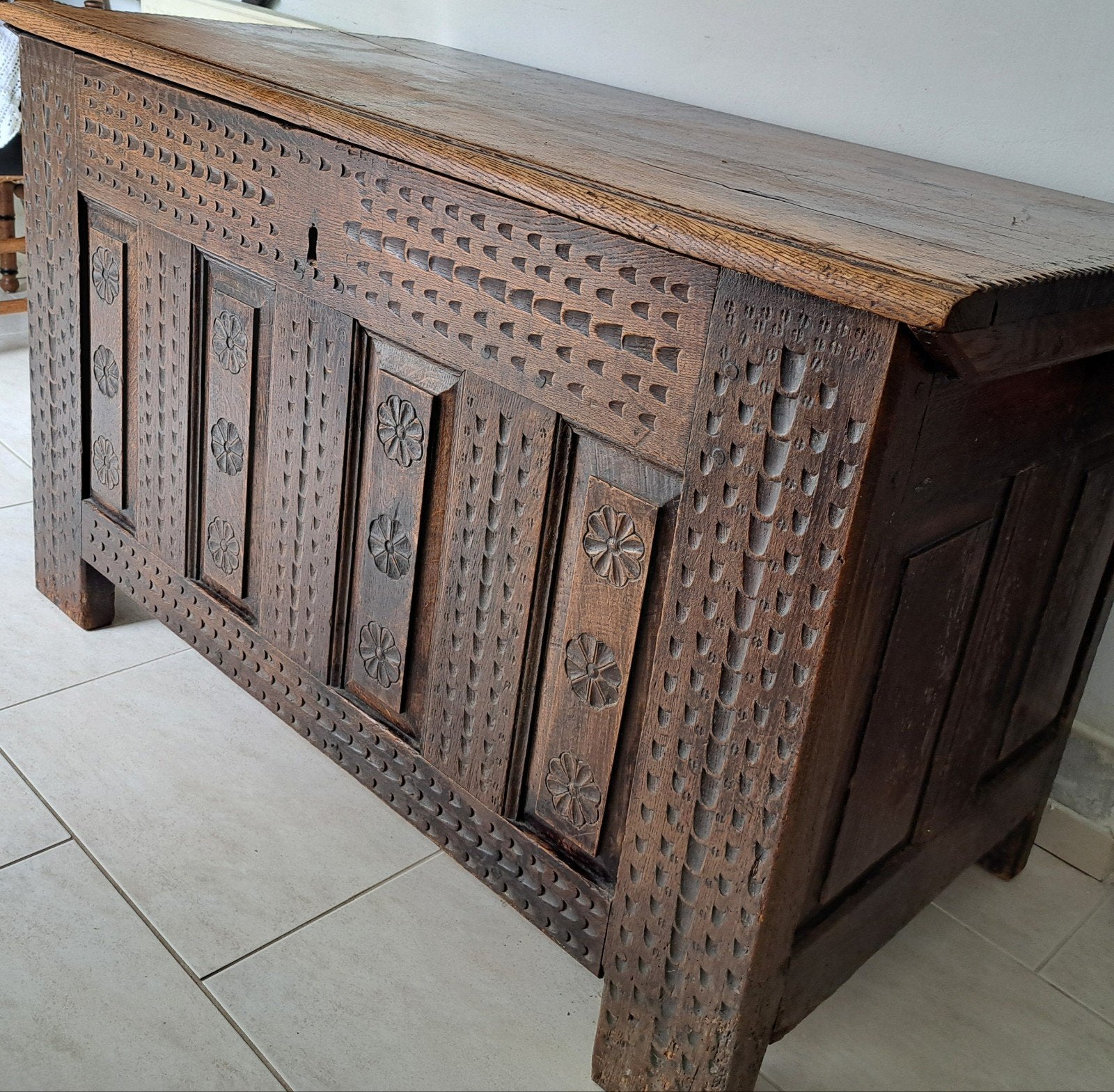 Antieke eiken kist met houtsnijwerk, Ophalen of Verzenden