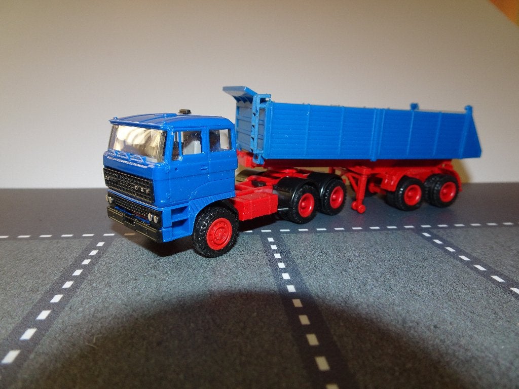 974 herpa daf 3300 3-as trekker kieper blauw rood 1:87 truck, Ophalen of Verzenden, Zo goed als nieuw, Bus of Vrachtwagen, Herpa