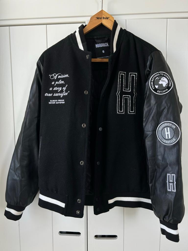 Hoodrich Varsity Jacket Maat S Z.G.A.N. Zwart, Ophalen of Verzenden, Zo goed als nieuw, Maat 46 (S) of kleiner, Zwart