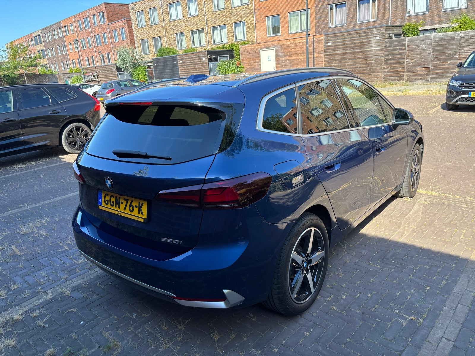 BMW 2-Serie Active Tourer 220i 156pk Aut 2024 Blauw, Auto's, 156 pk, Lichtsensor, Blauw, Bruin