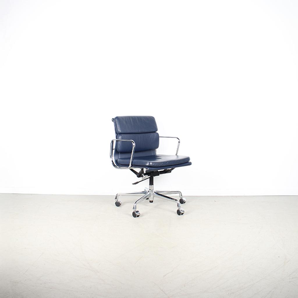 1x Vitra Eames Ea 217 Softpad Donkerblauw – Chroom, Huis en Inrichting, Bureaustoelen, Niet ingevuld, Niet ingevuld, Ophalen of Verzenden