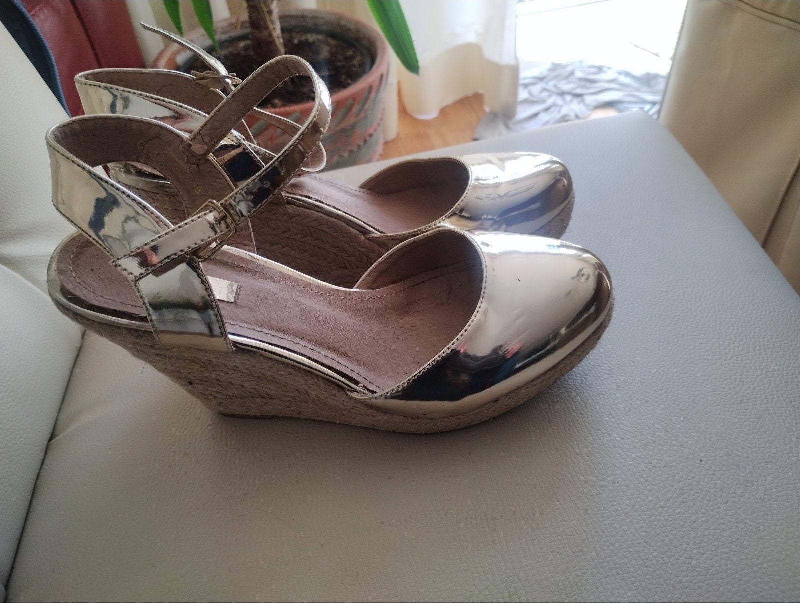 Gouden Bellucci sleehakken maat 39, Kleding | Dames, Overige kleuren, Ophalen of Verzenden, Zo goed als nieuw, Schoenen met hoge hakken