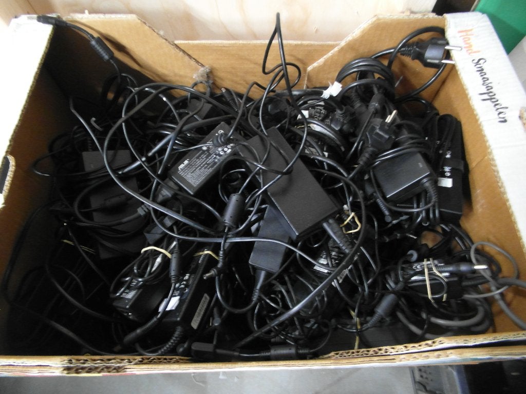 30 Laptop opladers/adapters 2switchonline, Ophalen, Zo goed als nieuw