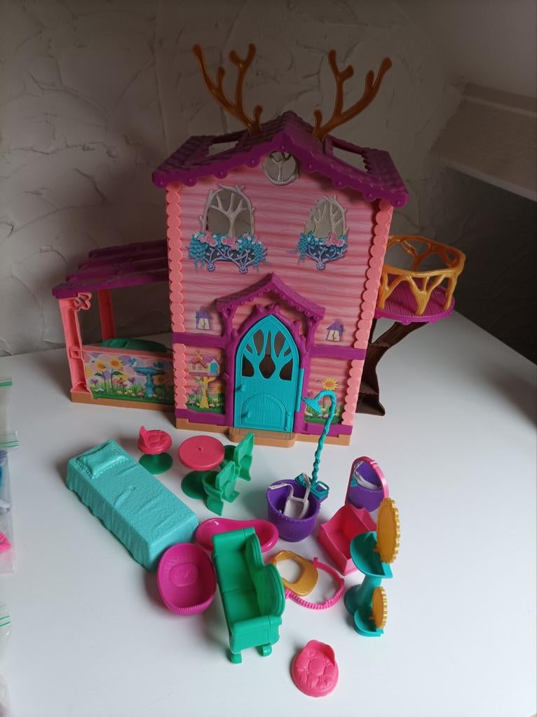 Poppenhuis en poppen enchantimals, Ophalen of Verzenden, Poppenhuis