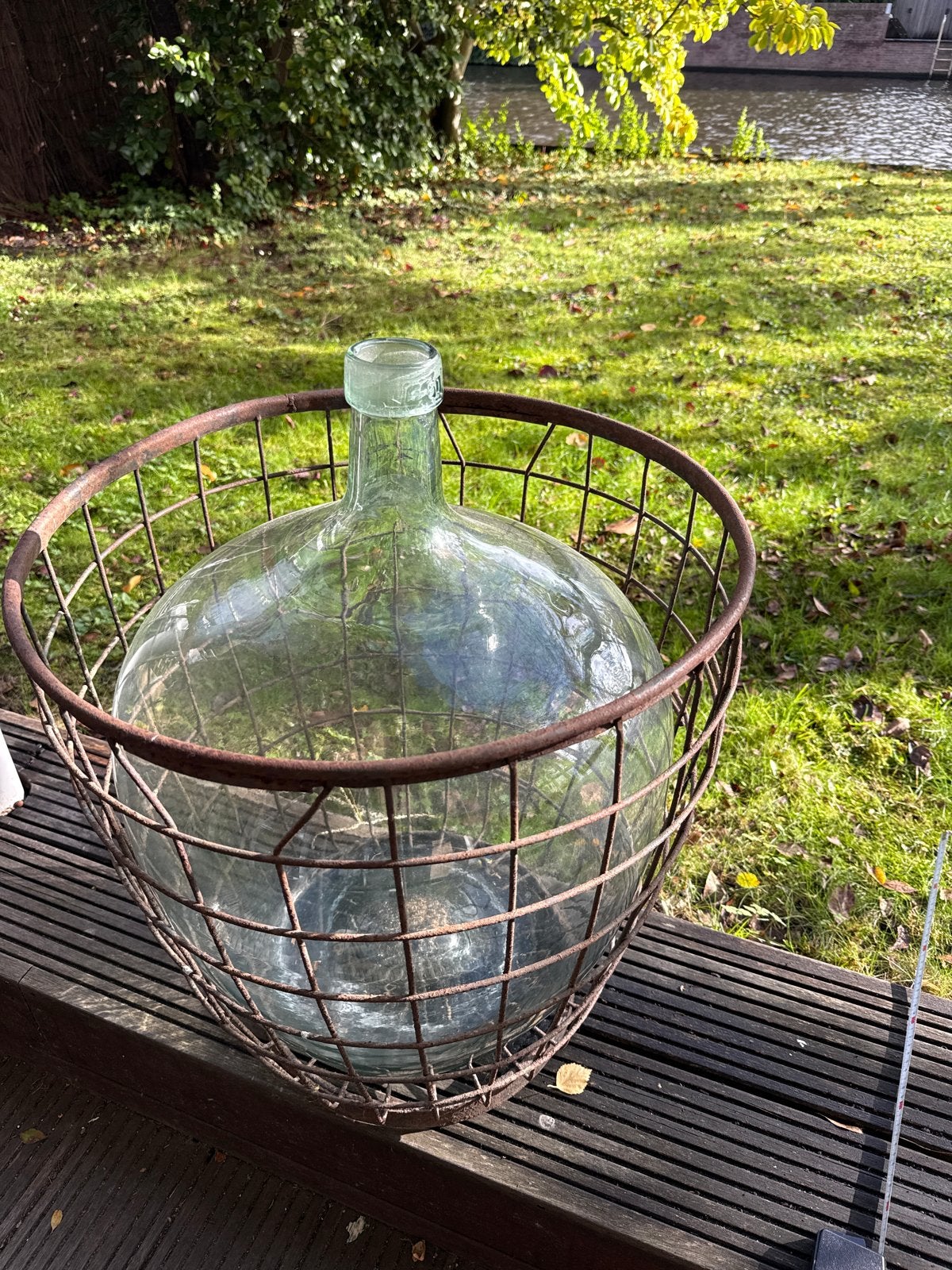 Grote glazen wijndistilleerfles met metalen mand - 50 liter, Ophalen, Overige typen, Rond, Zo goed als nieuw