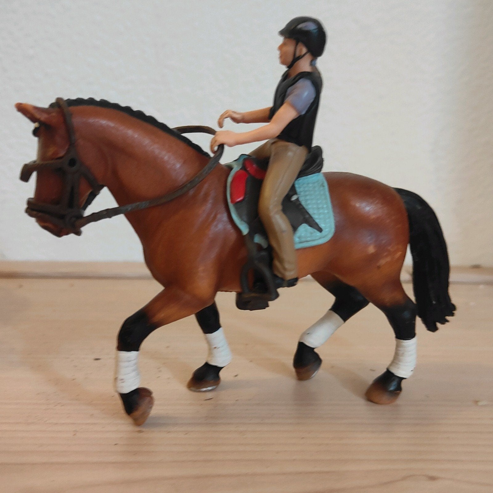Schleich set met ruiter, zadel en hoofdstel, Ophalen of Verzenden, Zo goed als nieuw