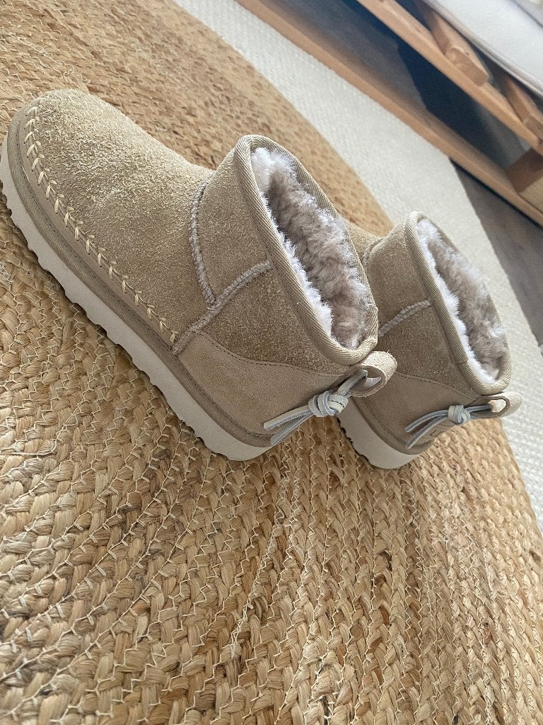 Uggs mini zgn, Kleding | Dames, Schoenen, Ophalen, UGG, Beige, Overige typen