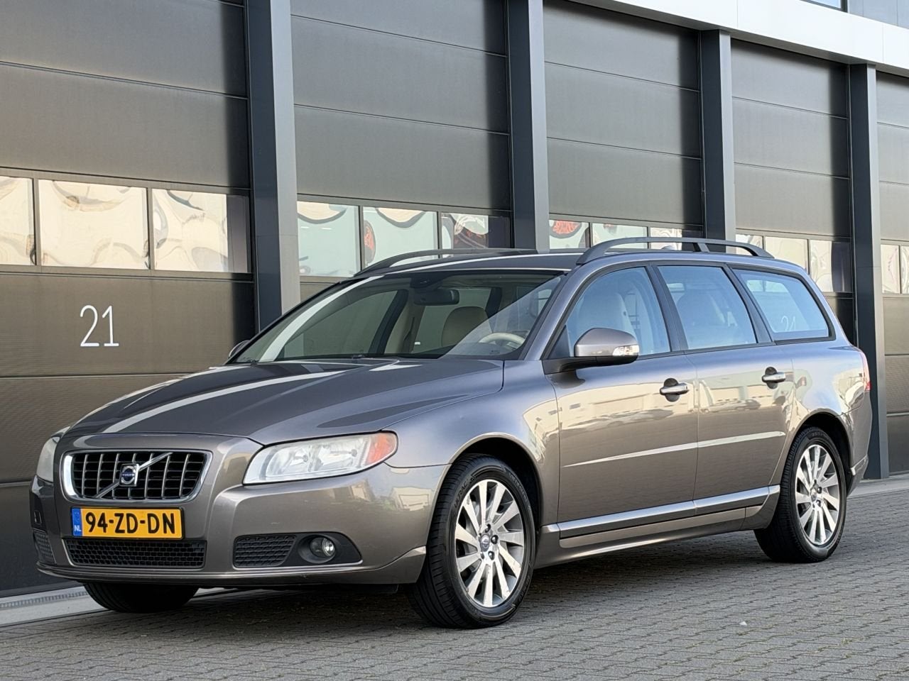 Volvo V70 2.4 D5 Leer Clima Navi (bj 2008, automaat), Auto's, 2000 kg, Diesel, 184 pk, Zilver of Grijs