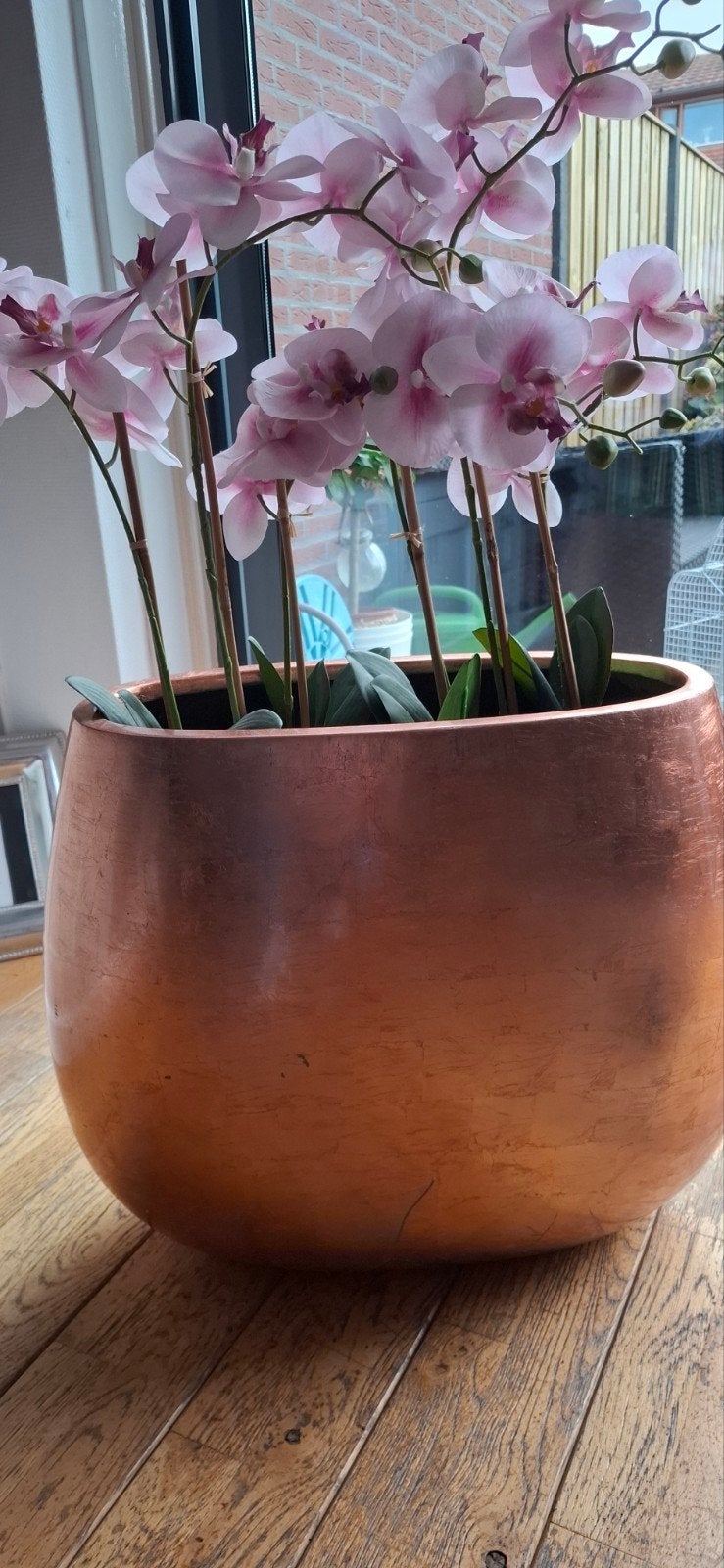 Grote koperkleurige bloempot met kunstorchideeën, Ophalen, Rond, Binnen, Zo goed als nieuw