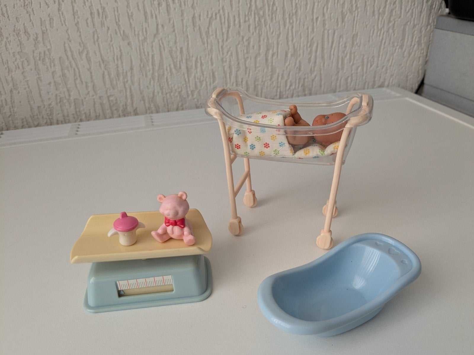 Simba mini baby met spullen voor bij het poppenhuis🏠, Ophalen of Verzenden, Poppenhuis