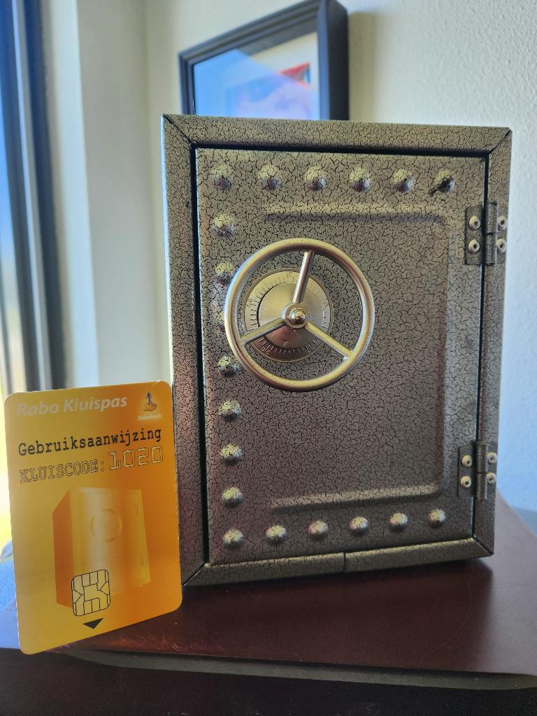 Super Gave en Zeldzame Vintage Rabobank Mini Kluis Spaarpot, Verzamelen, Spaarpotten, Ophalen, Zo goed als nieuw, Metaal of Blik