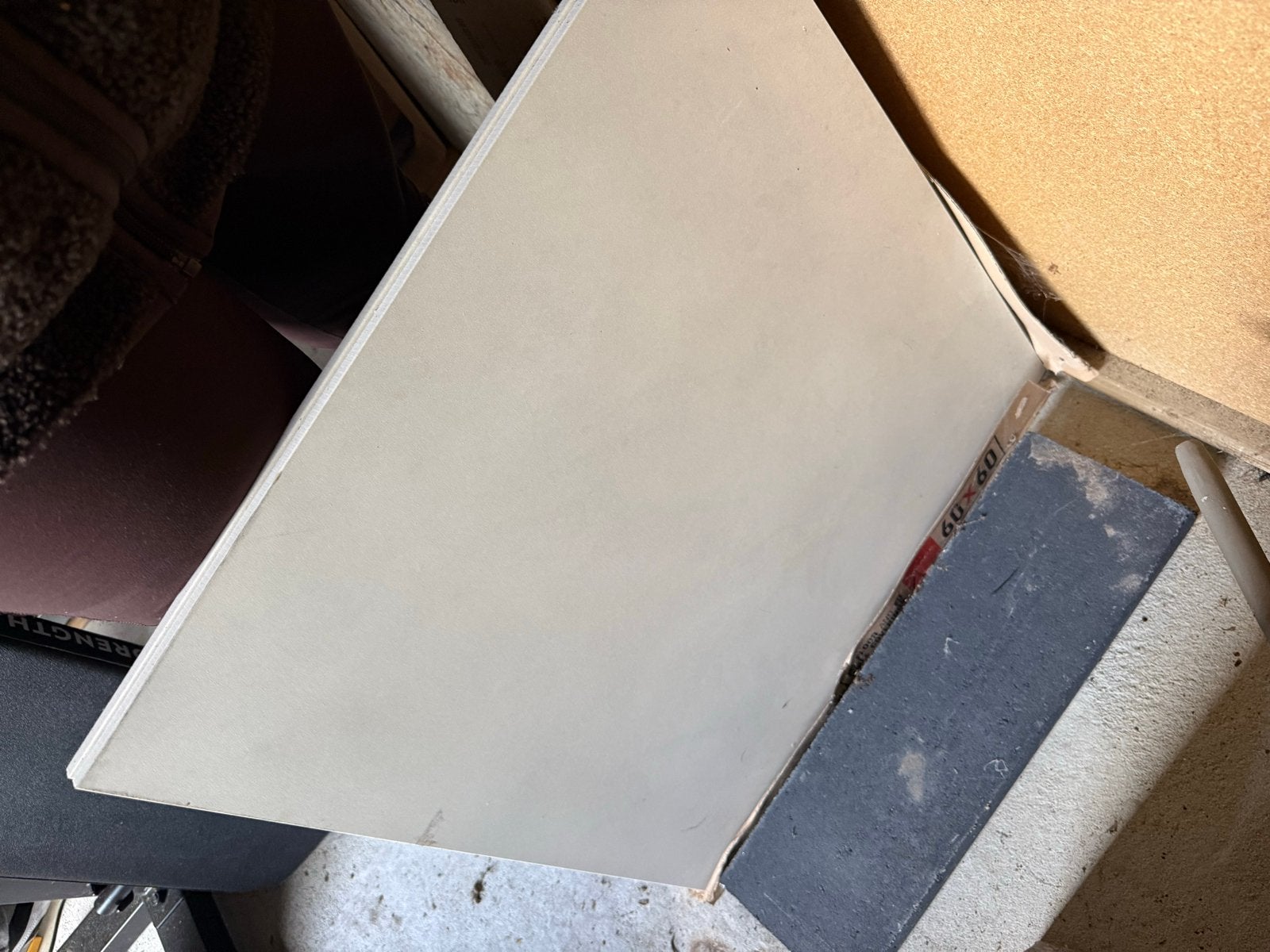 2 beige tegels 60x60 cm - gebruikt voor wc renovatie, Ophalen, Gebruikt, 60 cm of meer, Vloertegels