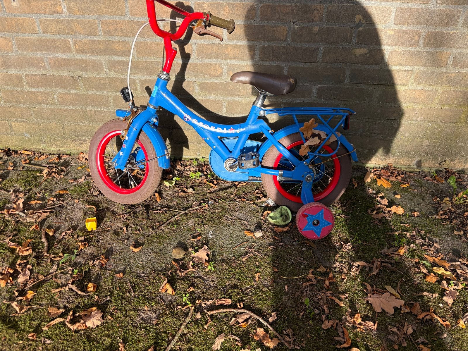 Foto 3 van Blauwe kinderfiets met zijwieltjes