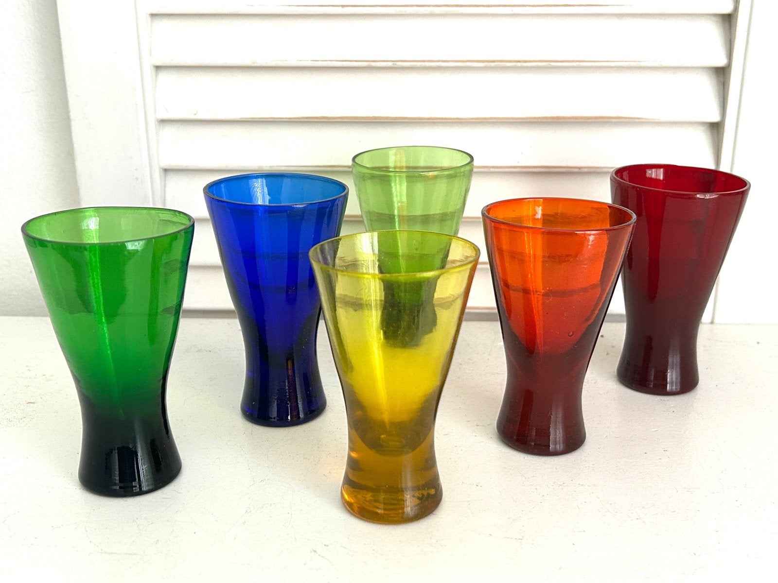 Zes vintage gekleurde glazen likeurglas borrelglas, Ophalen