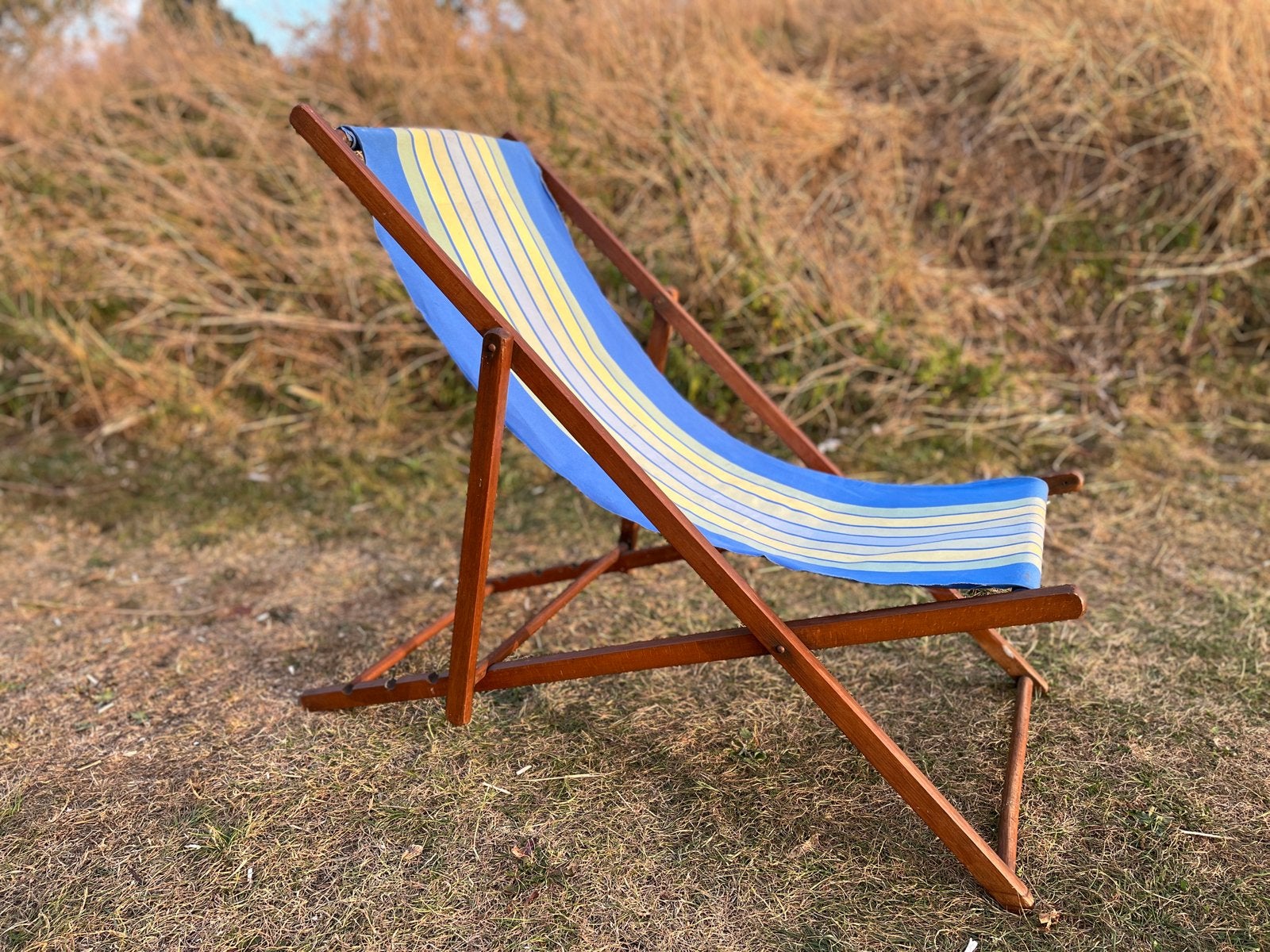 Vintage houten strandstoel met blauw-geel gestreepte stof, Tuin en Terras, Ophalen, Gebruikt, Hout, Inklapbaar