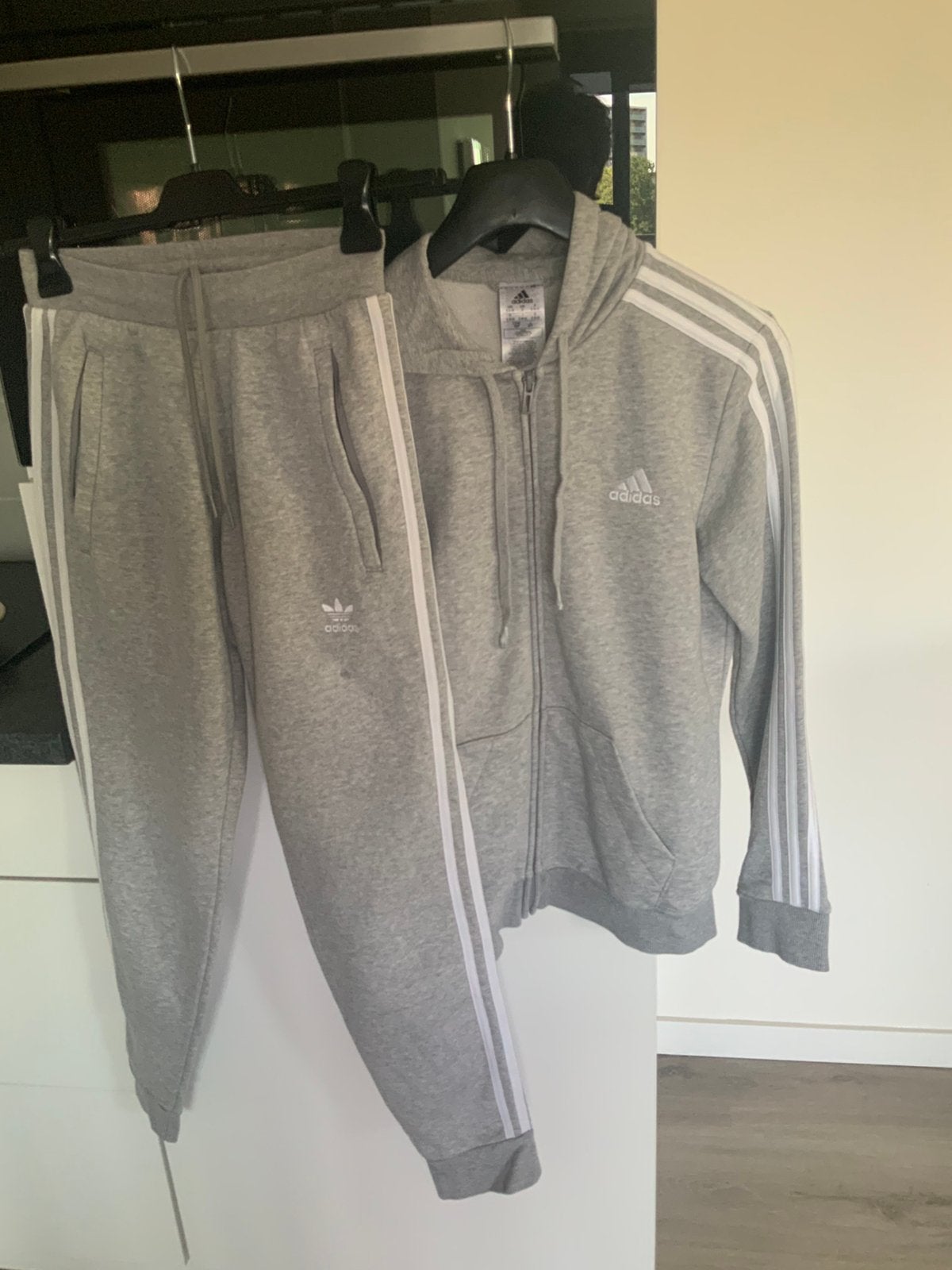 Adidas trainingspak mt s klein prijsje, Kinderen en Baby's, Kinderkleding | Maat 176, Ophalen of Verzenden, Gebruikt, Jongen of Meisje