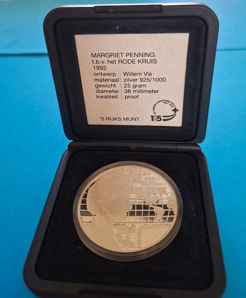 Zilveren Margriet/Rode kruis penning in cassette compleet, Postzegels en Munten, Penningen en Medailles, Verzenden, Zilver, Nederland